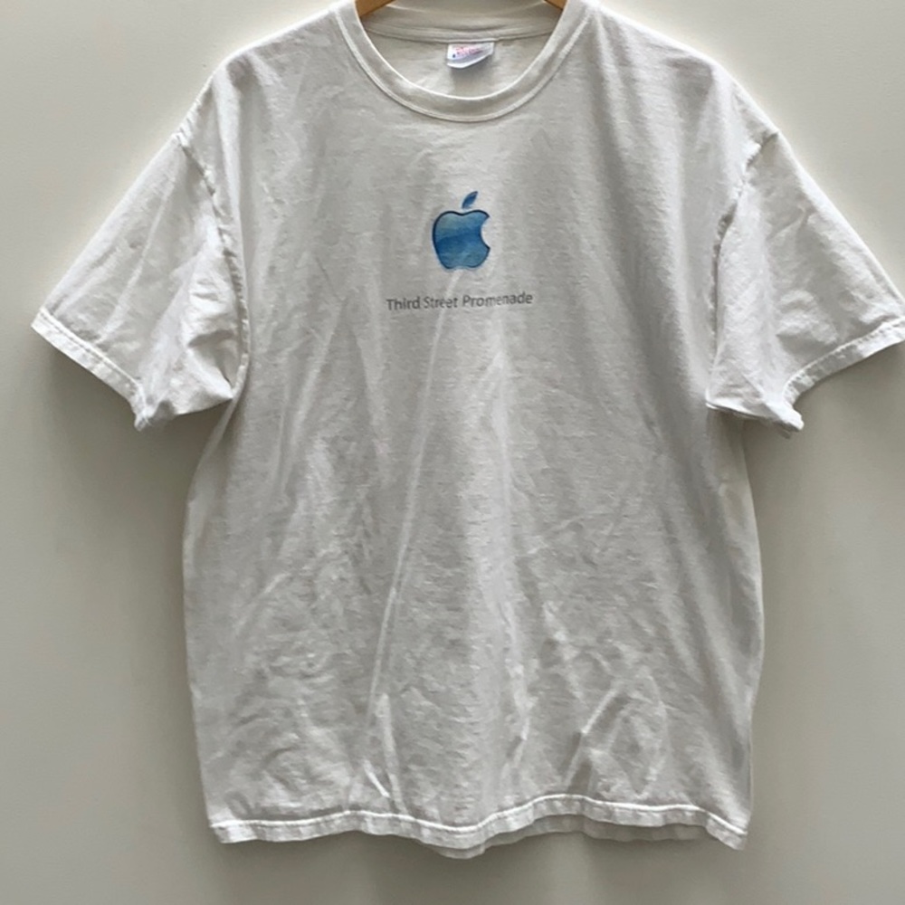 Vintage Apple t shirt Designed by Apple in California really good condition
